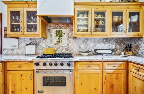 Northeast Carmel Cottage | La Vita Dolce – Romantic Carmel-by-the-Sea Cottage Near Beach & Ocean Ave