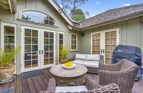 Northeast Carmel Cottage | La Vita Dolce – Romantic Carmel-by-the-Sea Cottage Near Beach & Ocean Ave