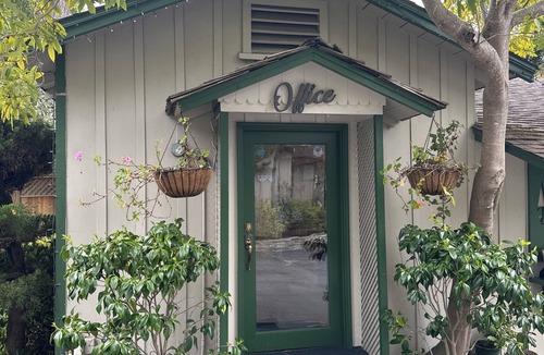 Northeast Carmel Cottage | Single Queen Cottage