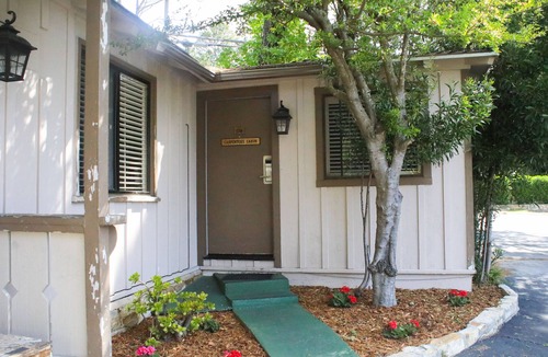 Northeast Carmel Cottage | Single Queen Cottage