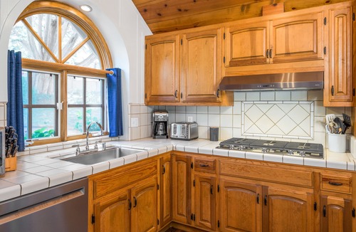 Northwest Carmel Cottage | Sleeps 10 with 3 full bathrooms -Carmel, Peace of Heaven Family Vacation Home