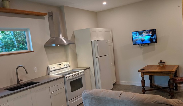 Sandy Hook Studio with full kitchen/ stones throw from Beach