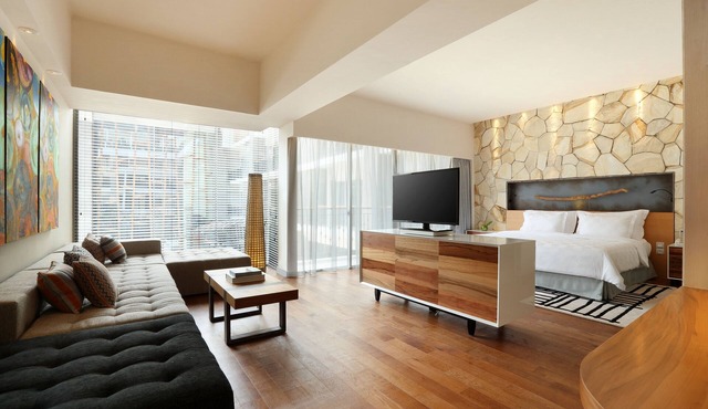 Spacious Modern Suite with Free Minibar Items (T Sand Suite22)