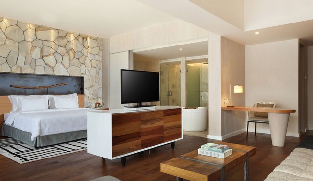 Spacious Modern Suite with Free Minibar Items (T Sand Suite28)